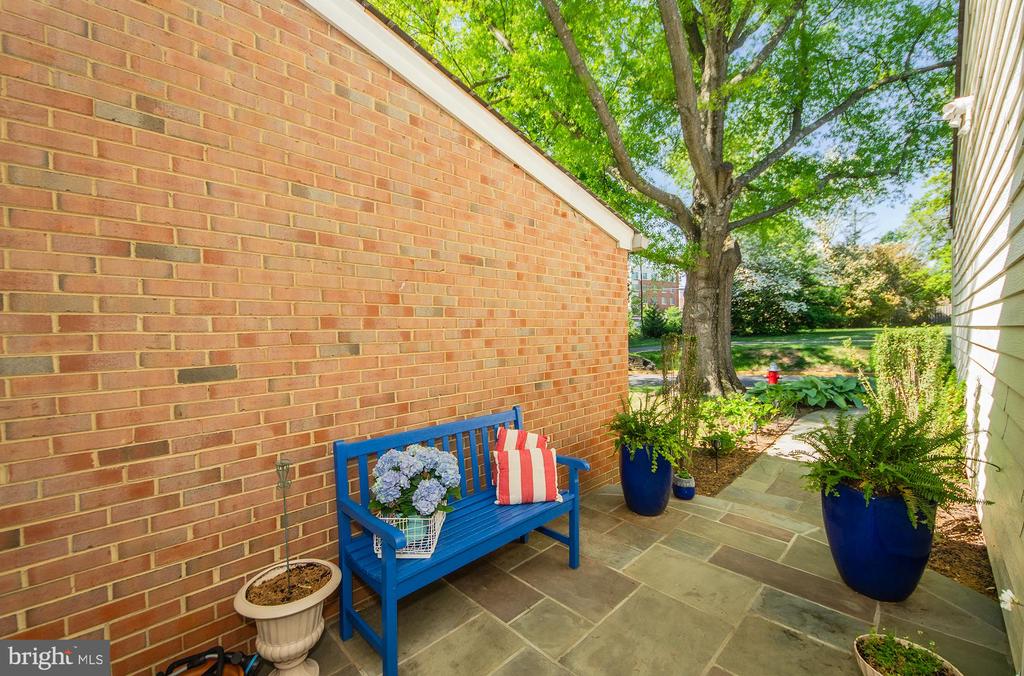 1002 STEEPLES COURT