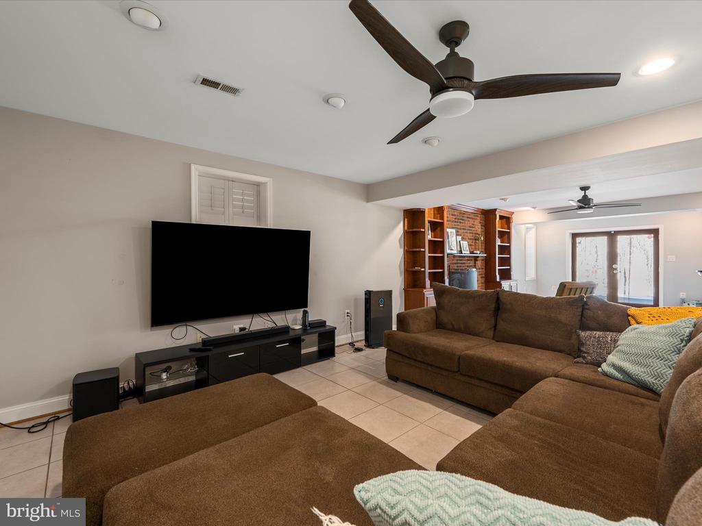 5706 GREENVIEW LANE
