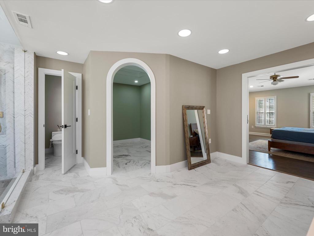 5706 GREENVIEW LANE