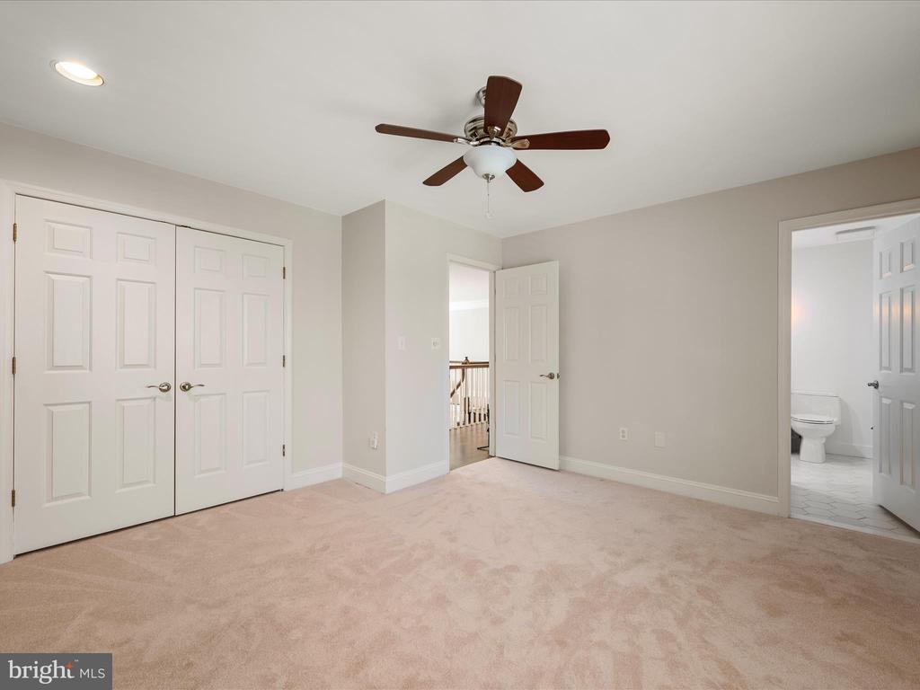 5706 GREENVIEW LANE