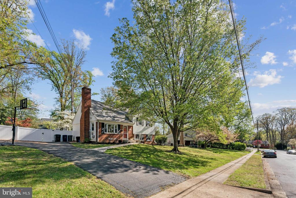 7919 ROSWELL DRIVE
