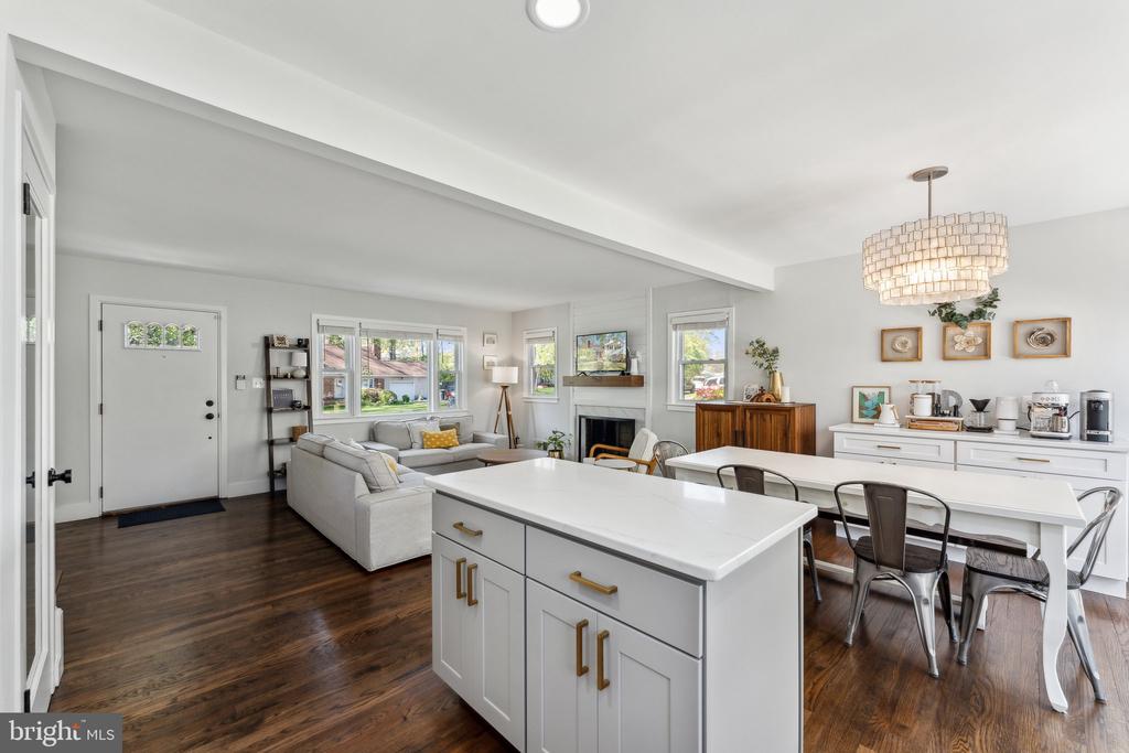 7919 ROSWELL DRIVE