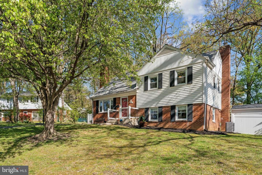 7919 ROSWELL DRIVE