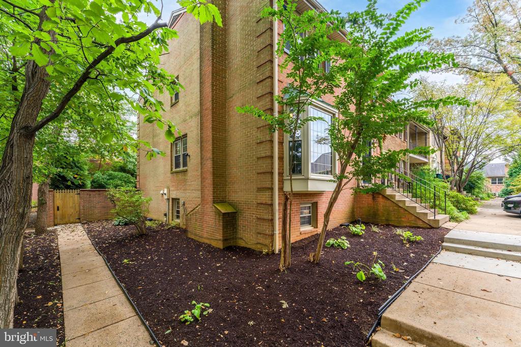 6416 SEVEN OAKS COURT