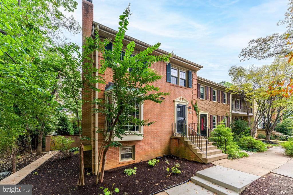 6416 SEVEN OAKS COURT