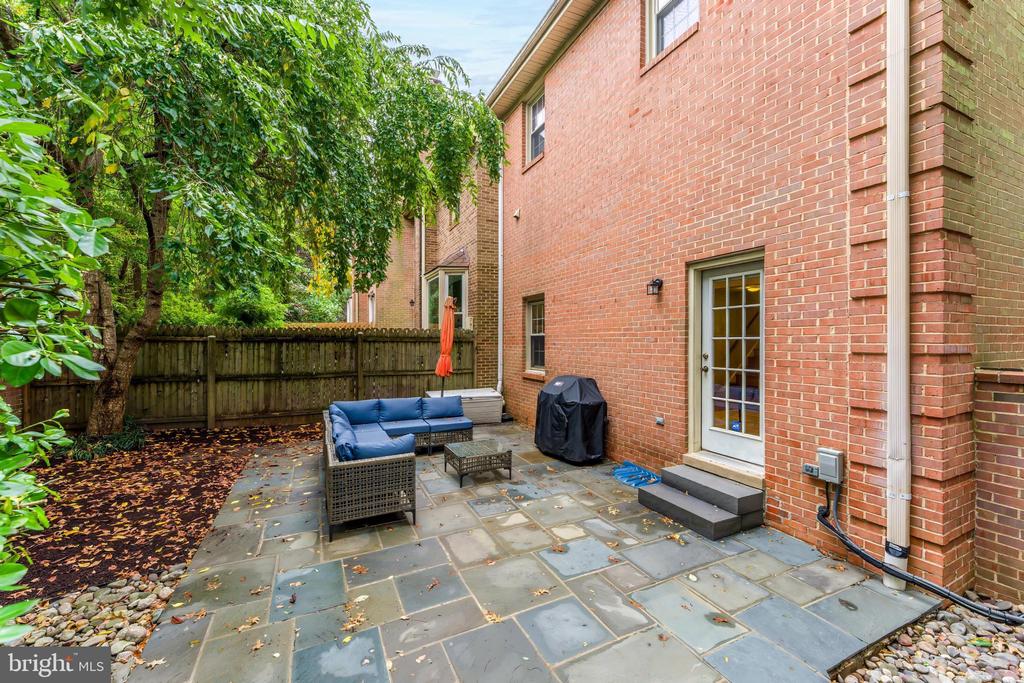 6416 SEVEN OAKS COURT
