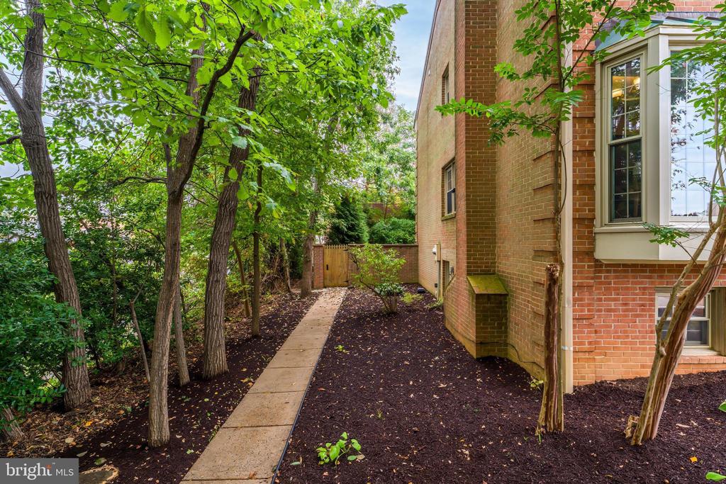 6416 SEVEN OAKS COURT