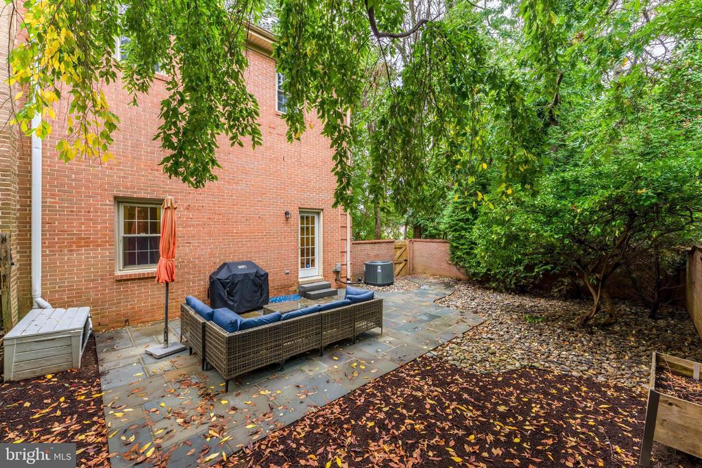 6416 SEVEN OAKS COURT