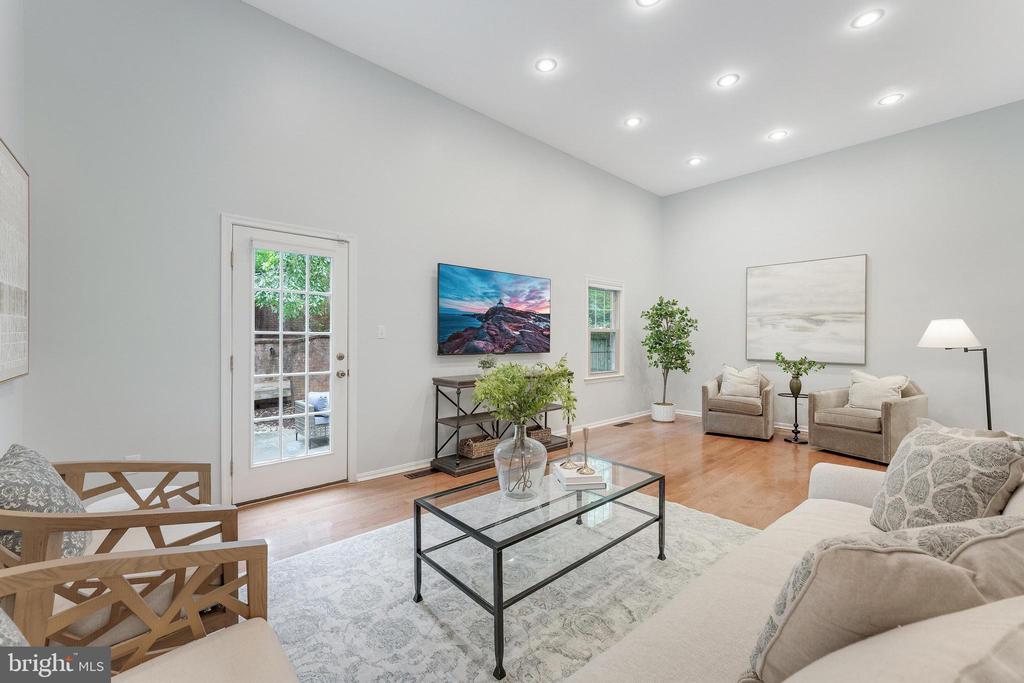 6416 SEVEN OAKS COURT
