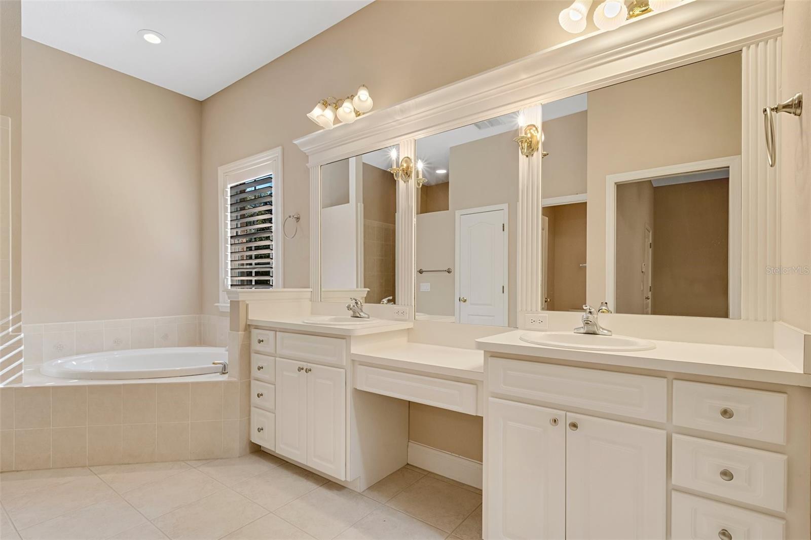 1446 ROYAL FOREST LN