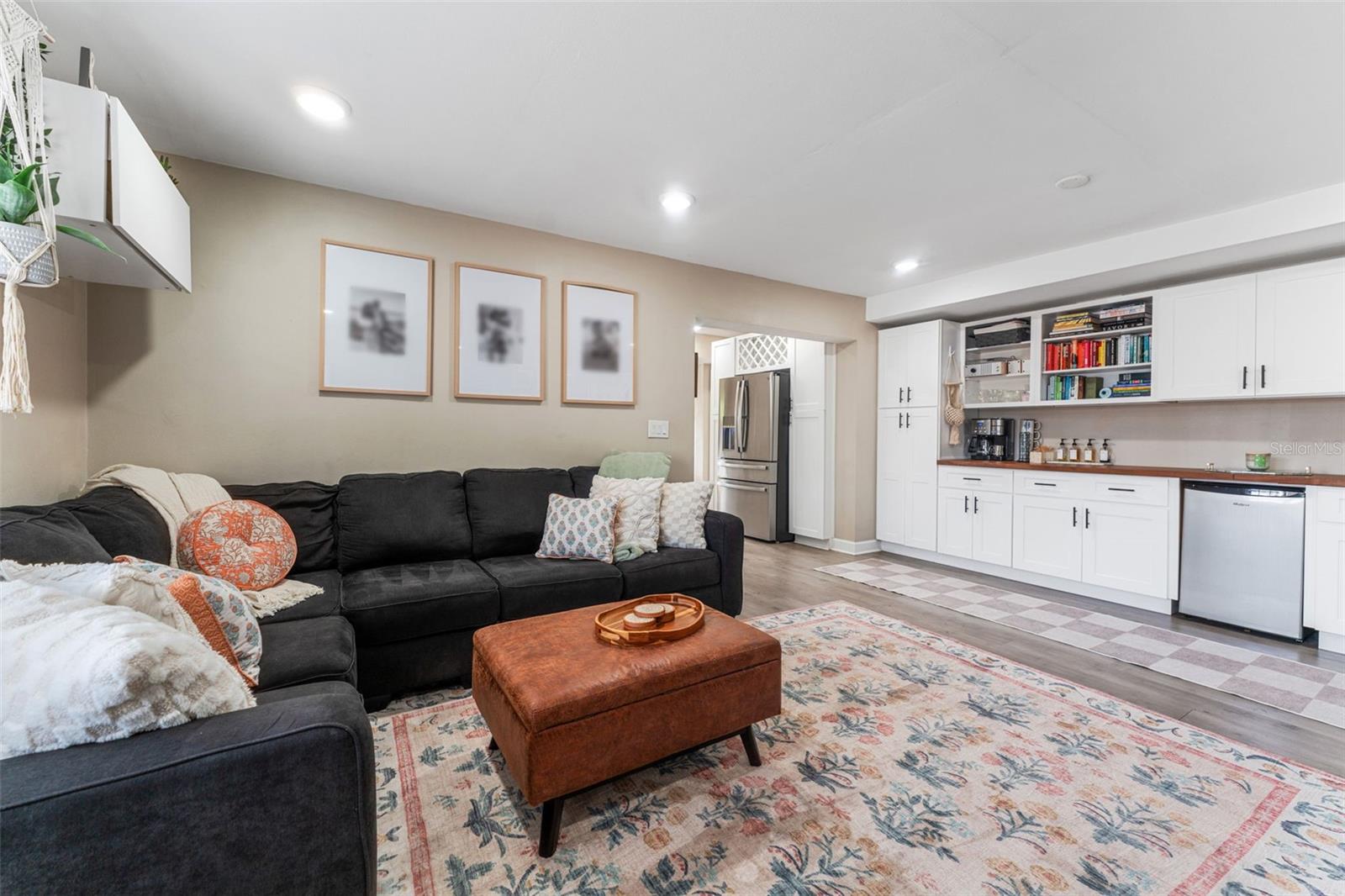 1715 W FERRIS AVE