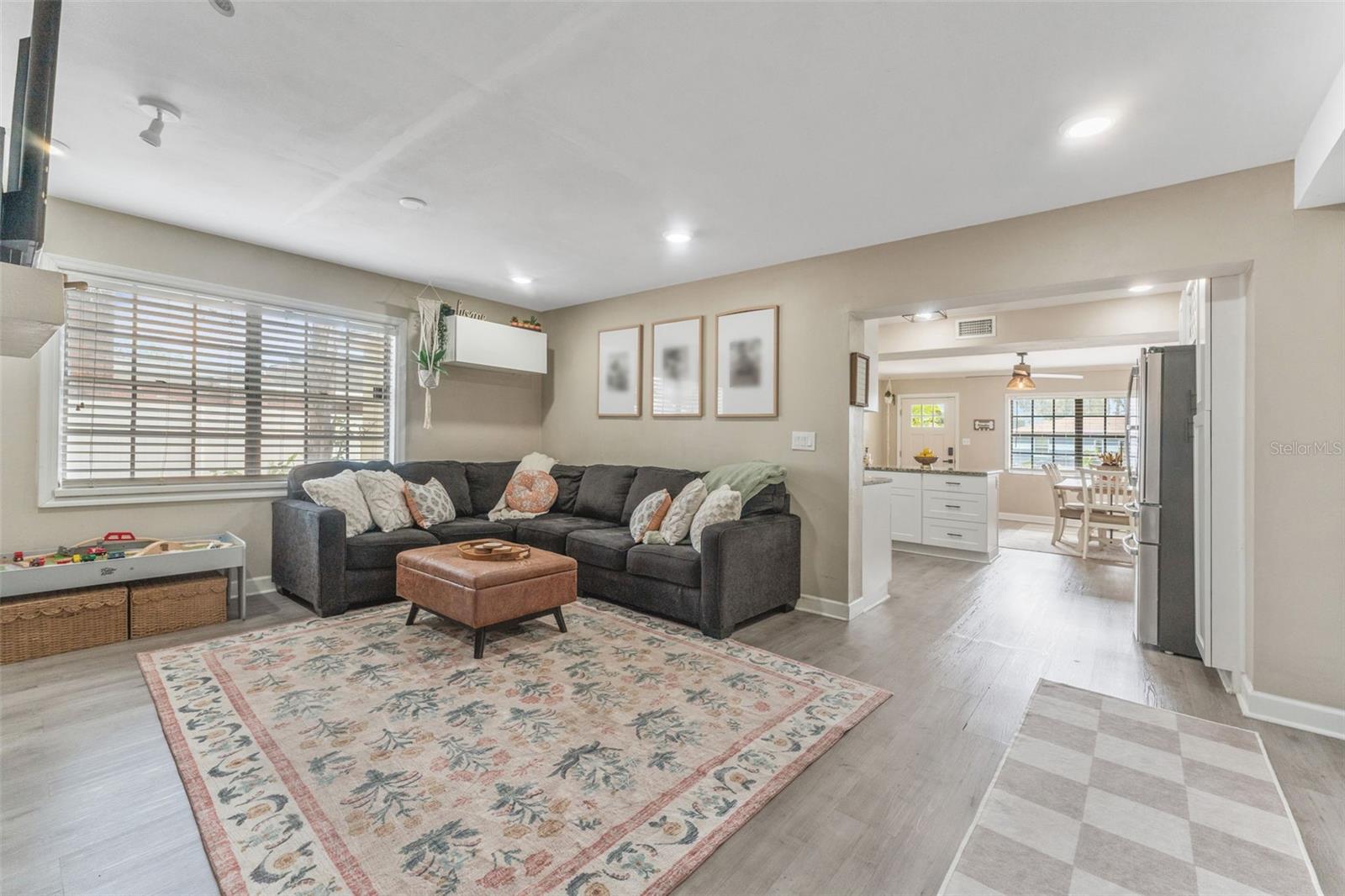 1715 W FERRIS AVE
