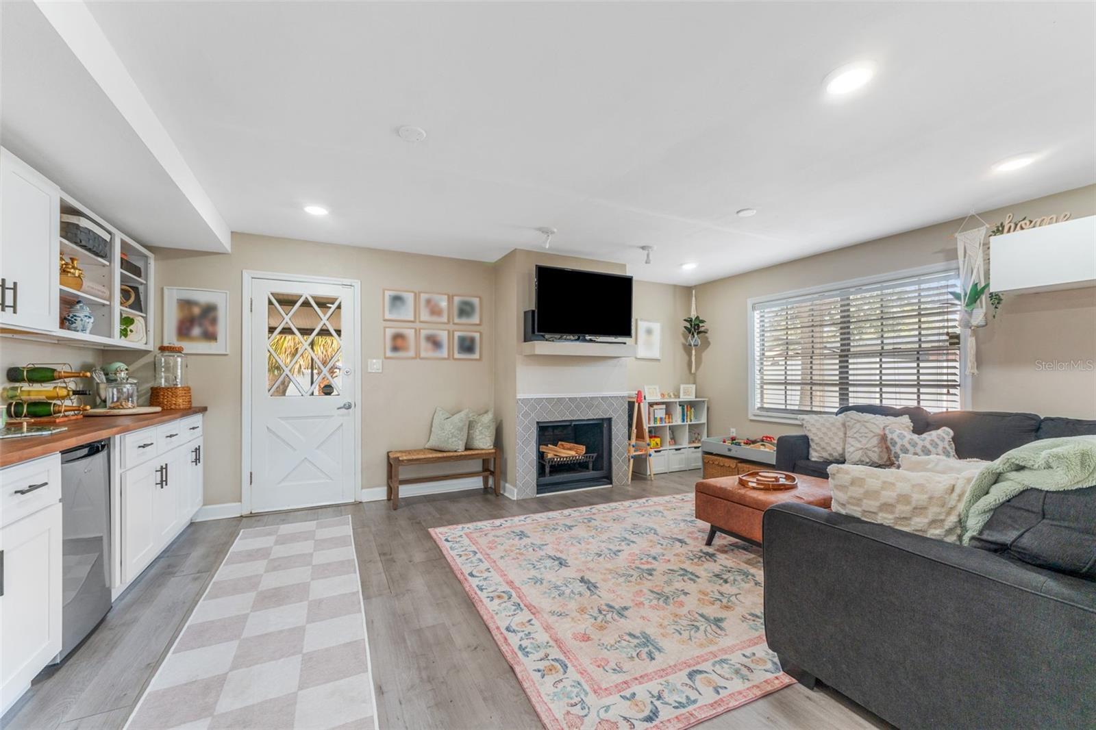 1715 W FERRIS AVE