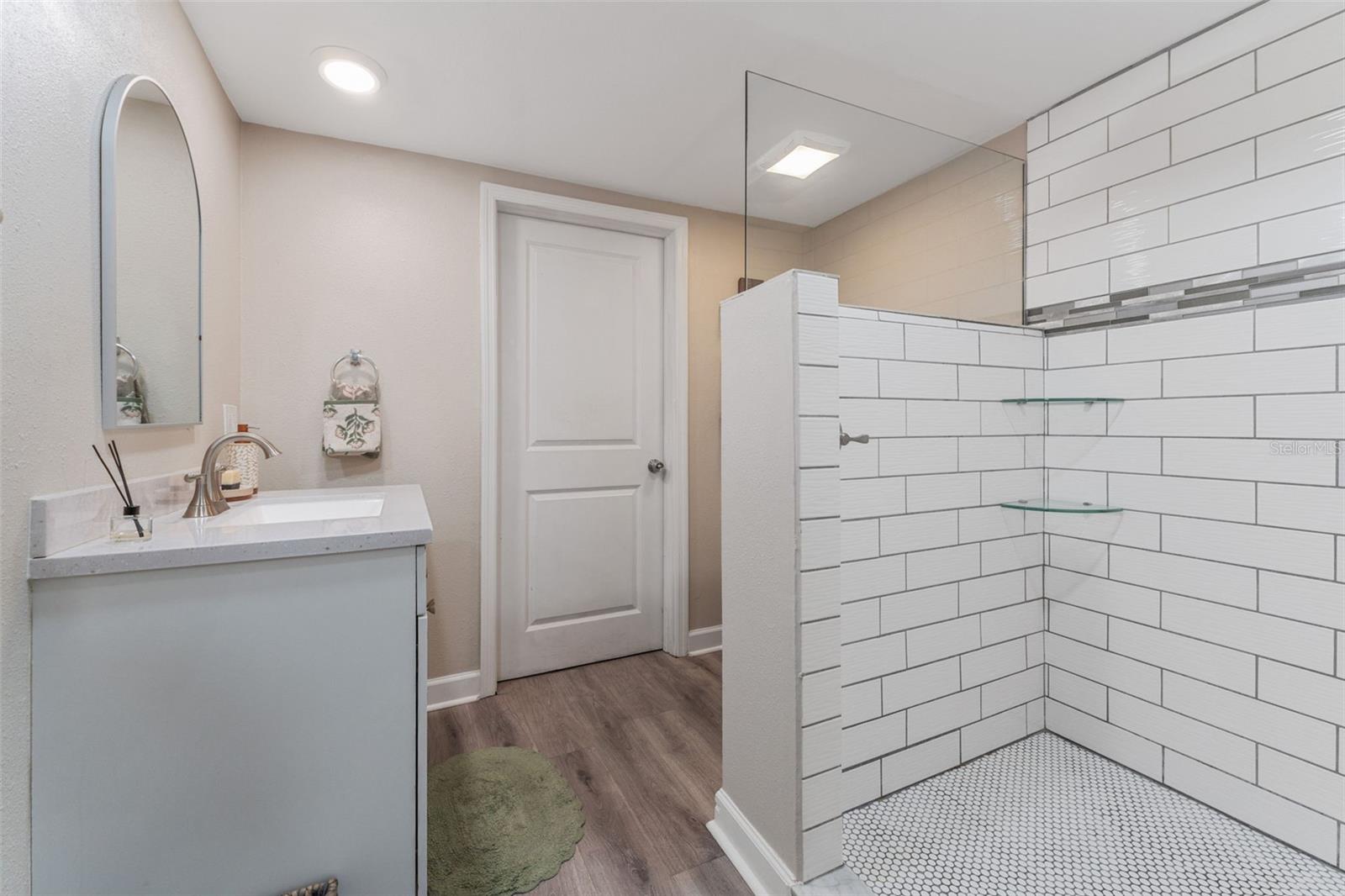 1715 W FERRIS AVE