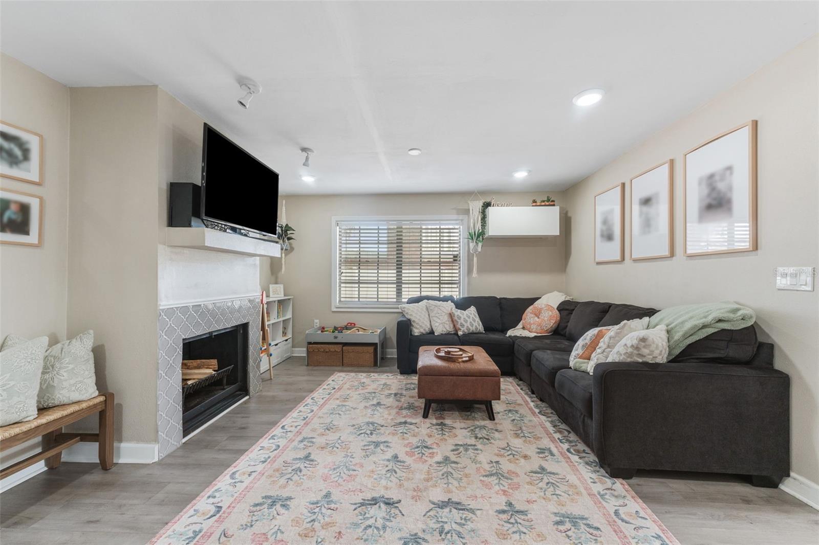 1715 W FERRIS AVE
