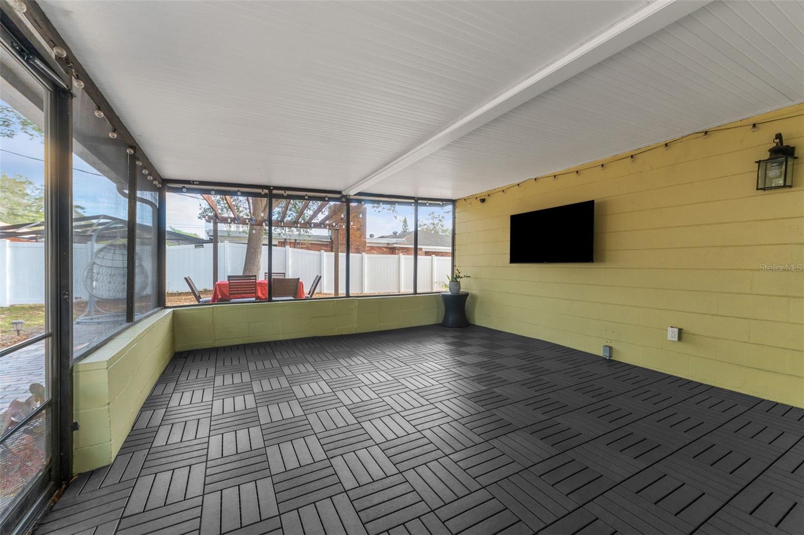 1715 W FERRIS AVE