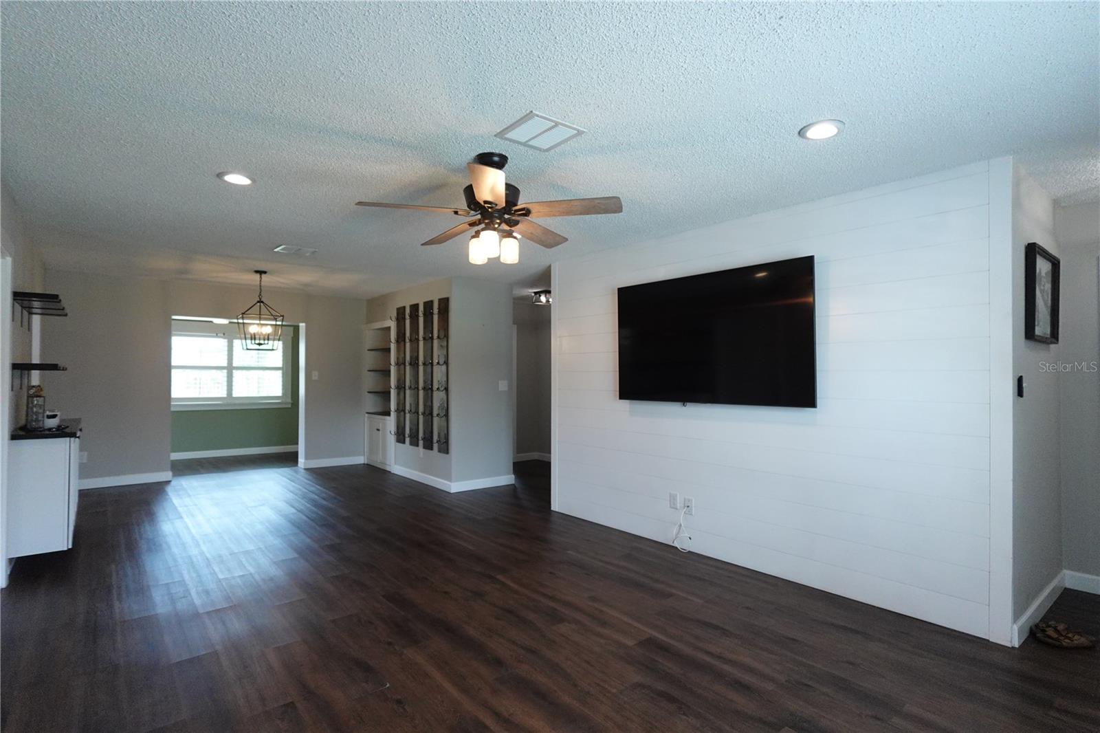 2733 WOODLAND HILLS AVE