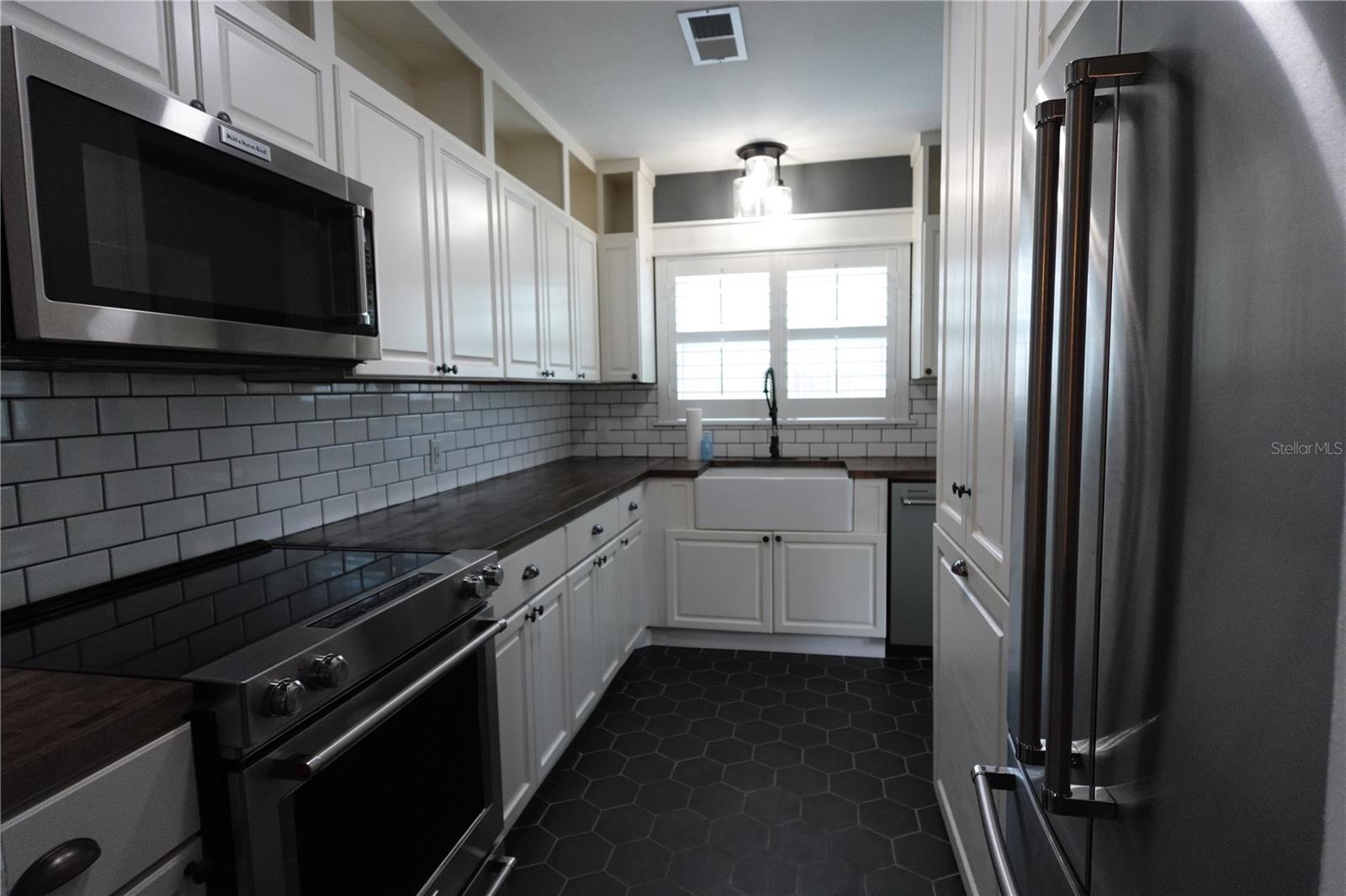 2733 WOODLAND HILLS AVE