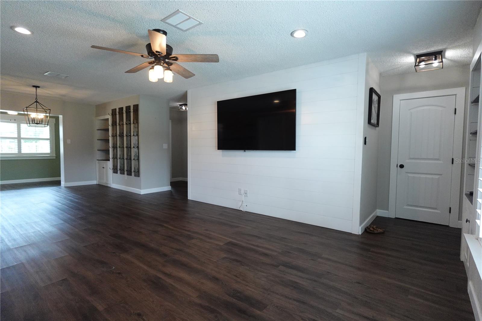 2733 WOODLAND HILLS AVE