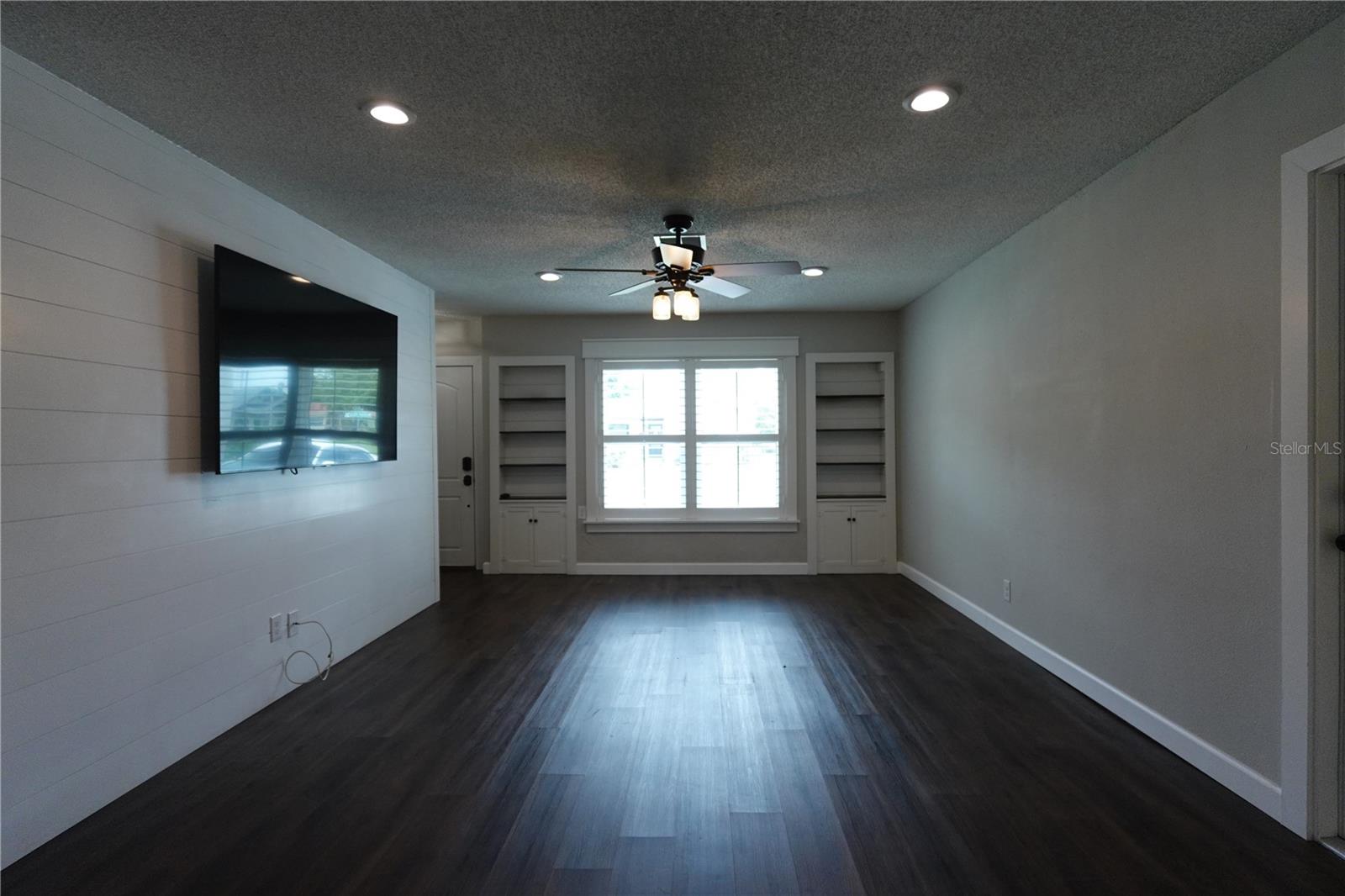 2733 WOODLAND HILLS AVE