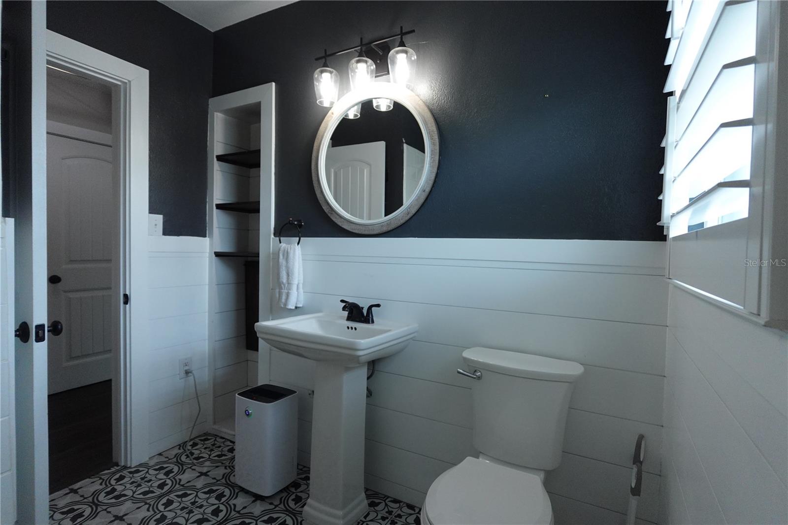 2733 WOODLAND HILLS AVE