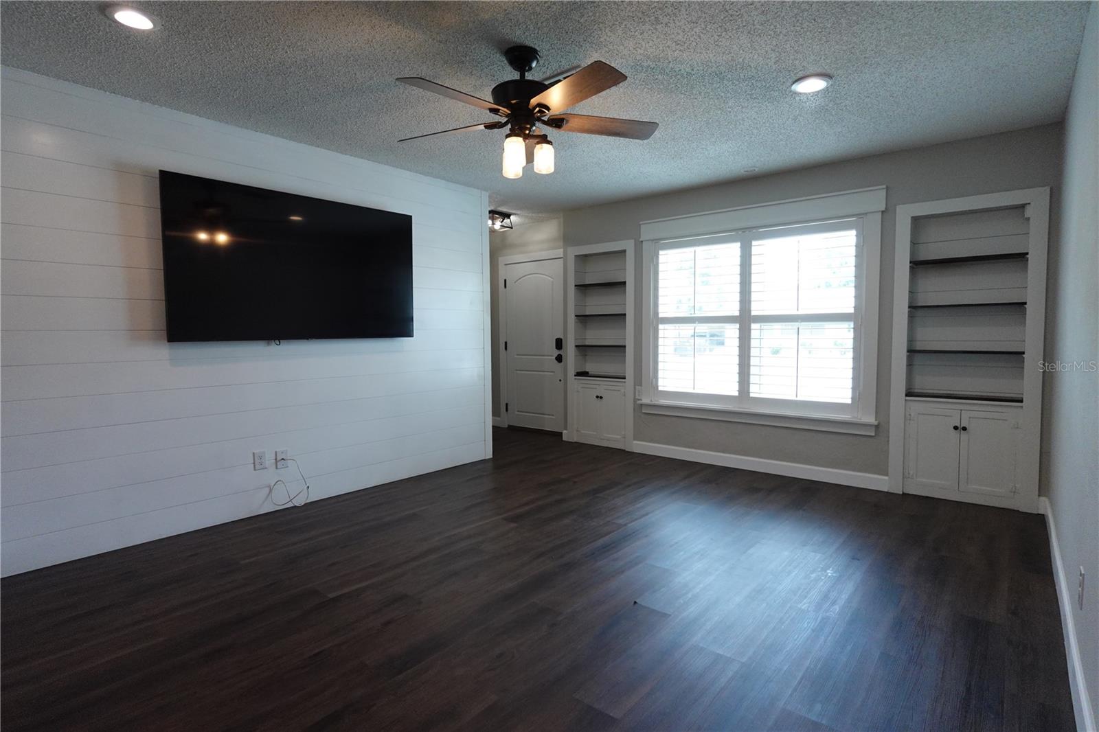 2733 WOODLAND HILLS AVE