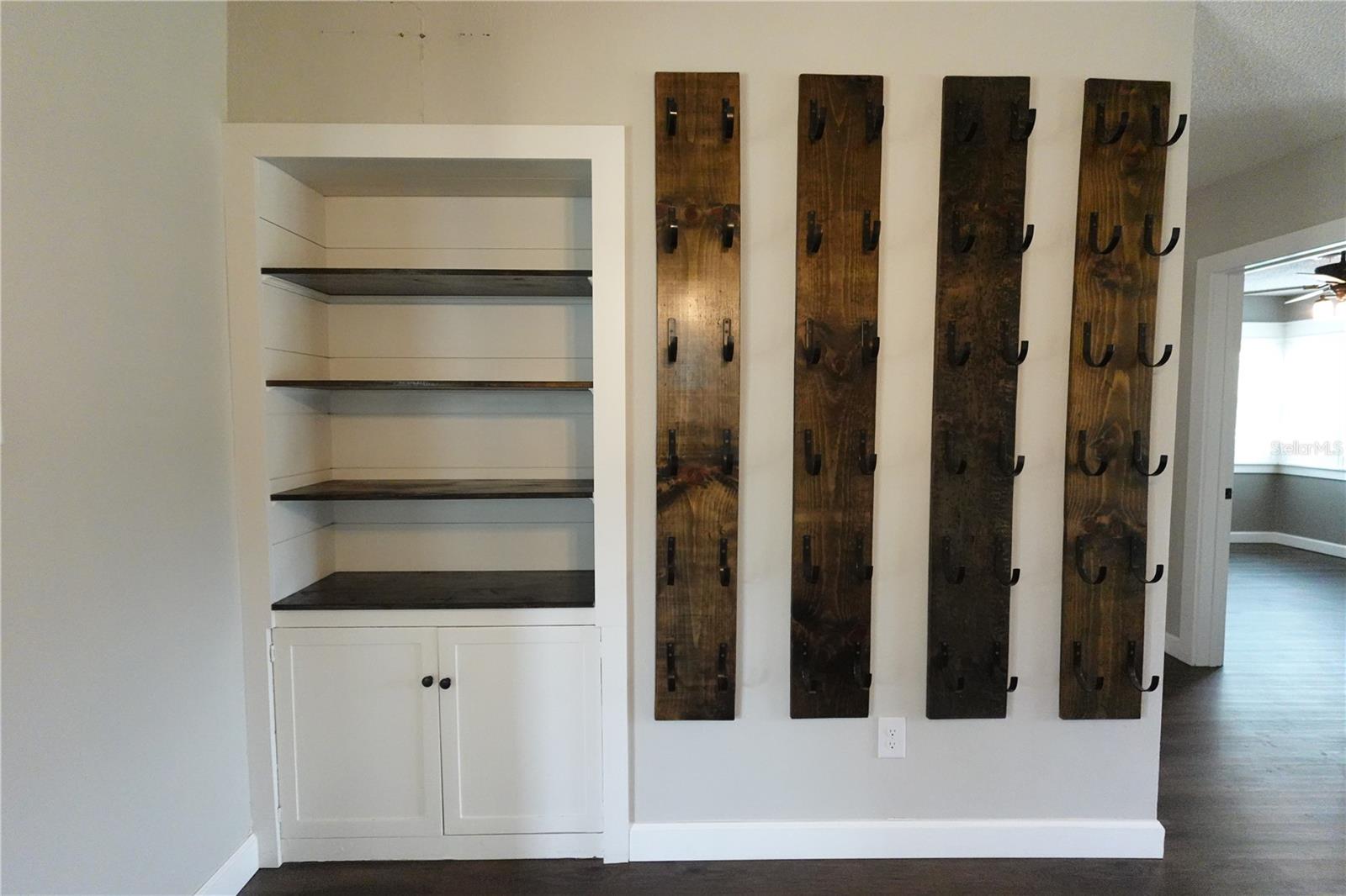 2733 WOODLAND HILLS AVE