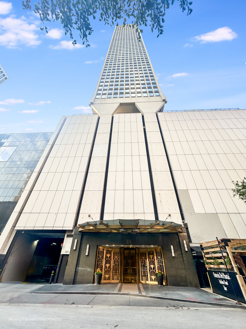 111 E Chestnut Street Unit: 40C