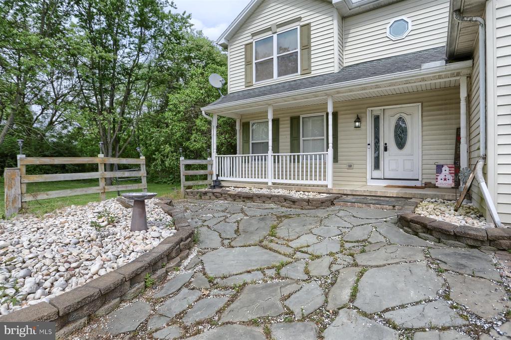 192 Lawrence Ln