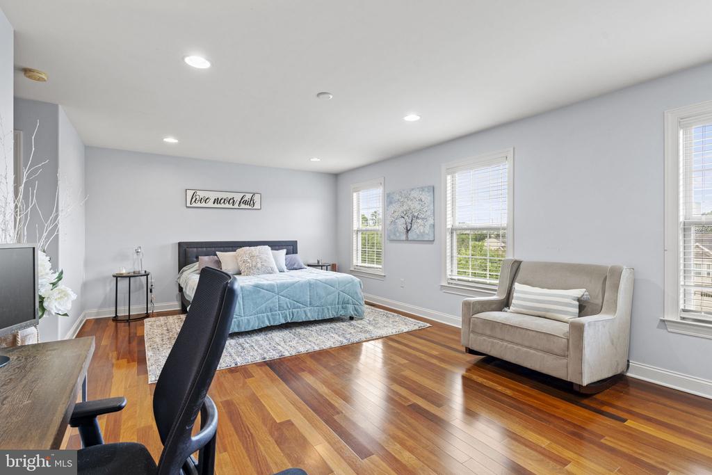 1913 Roxbury Ct