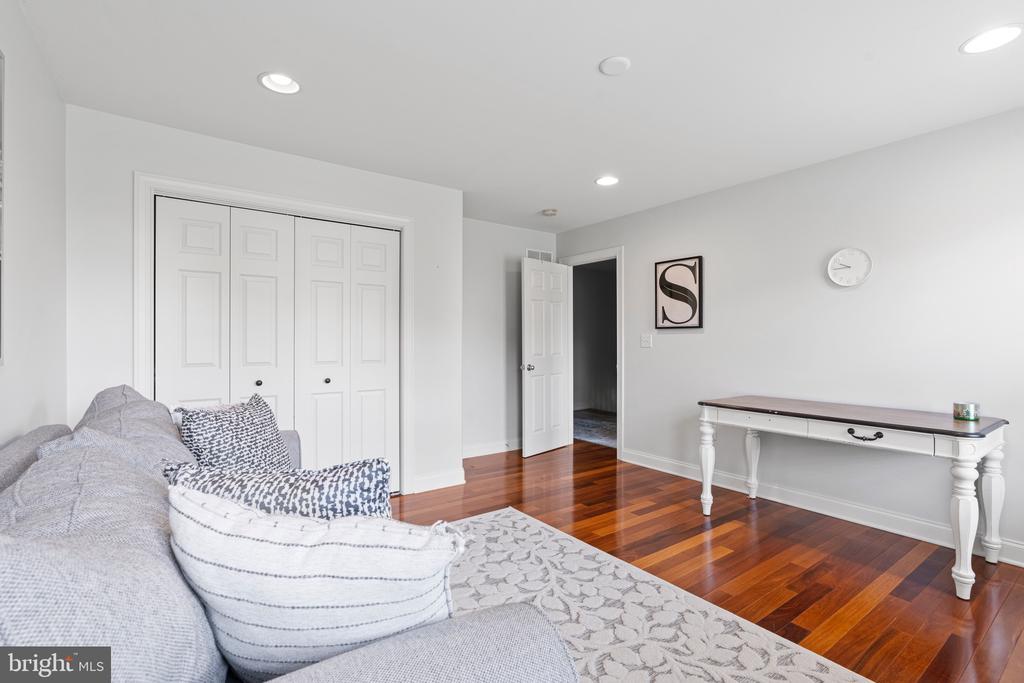 1913 Roxbury Ct