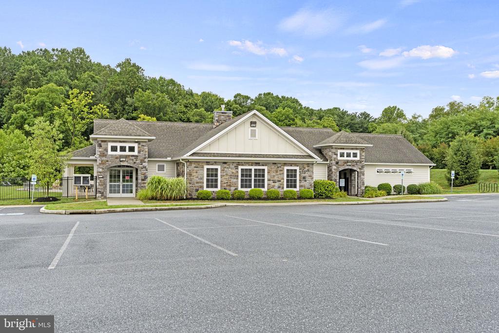 1913 Roxbury Ct
