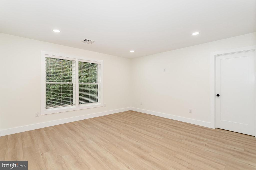 613 E Keller St