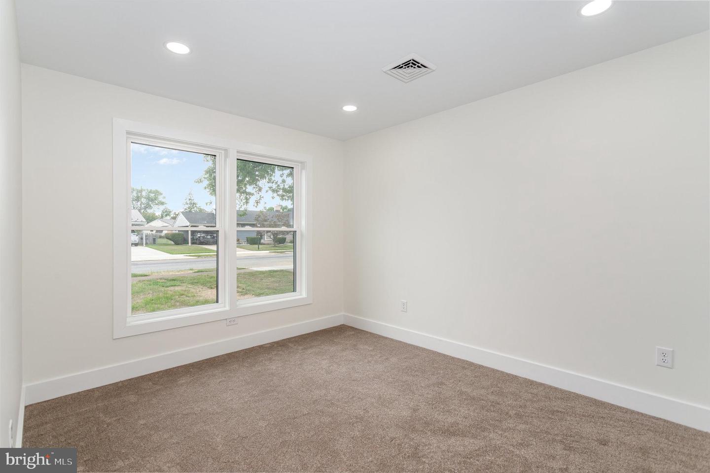 613 E Keller St