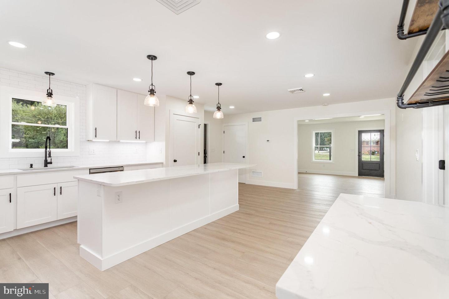 613 E Keller St