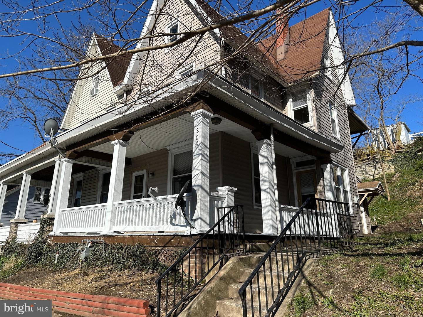 205 Pine St