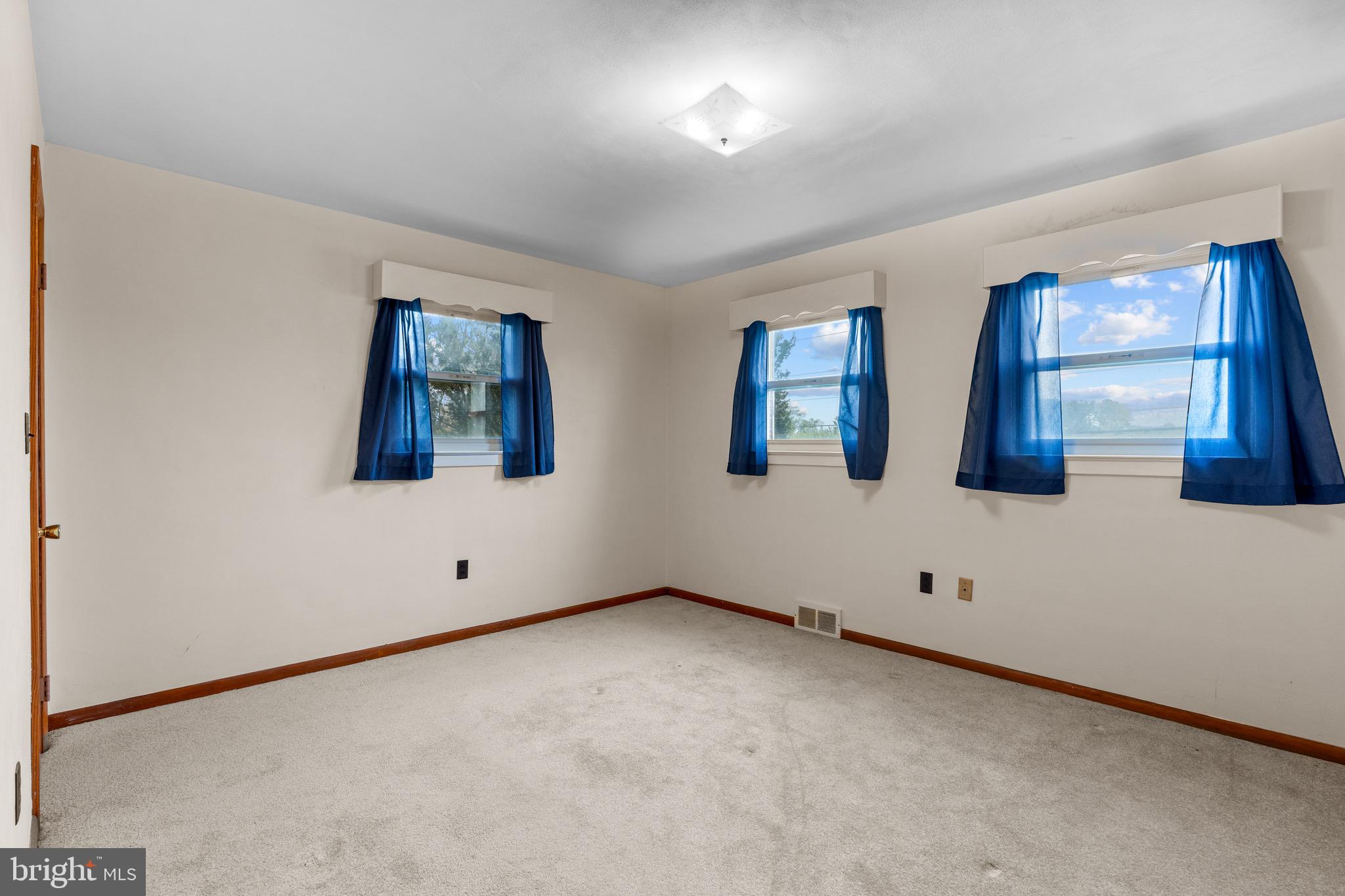 12 Carolyn St