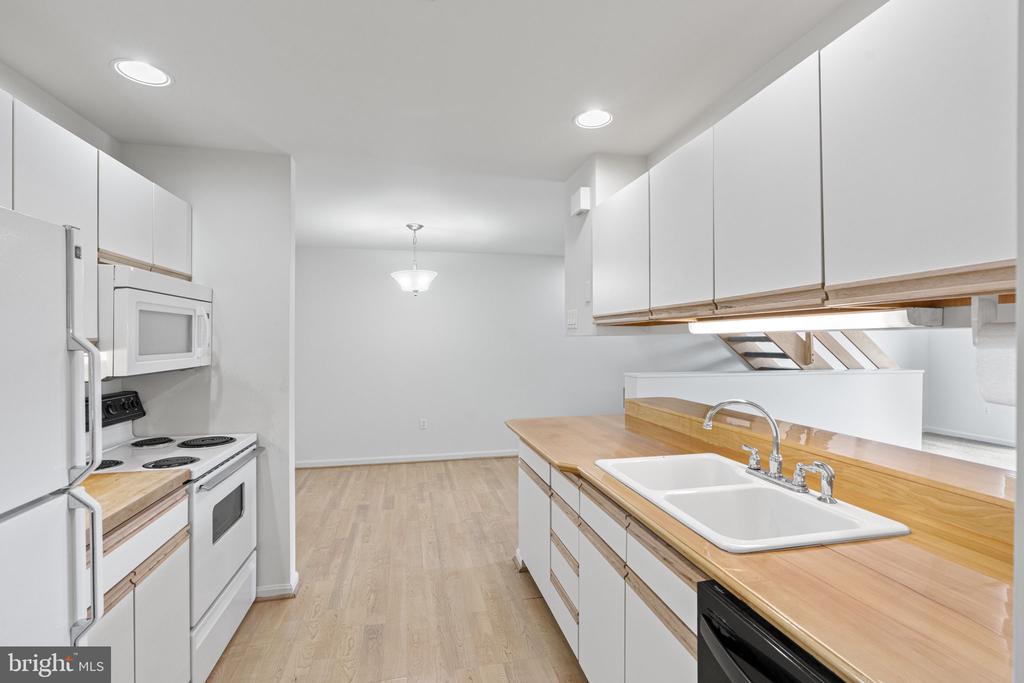 106 Cherrington Dr