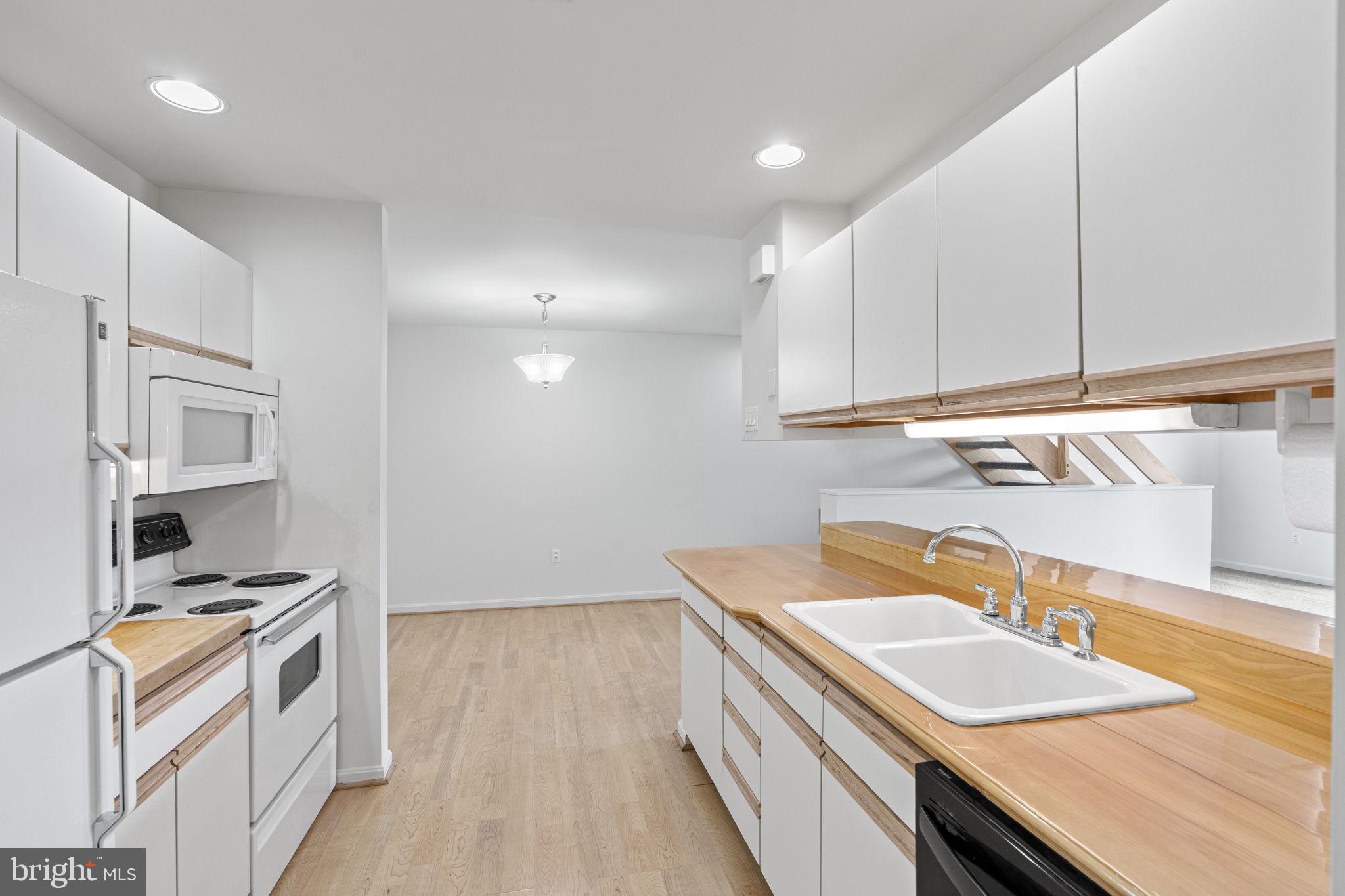 106 Cherrington Dr