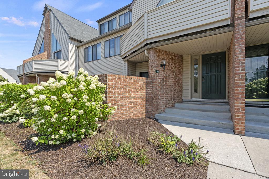 106 Cherrington Dr