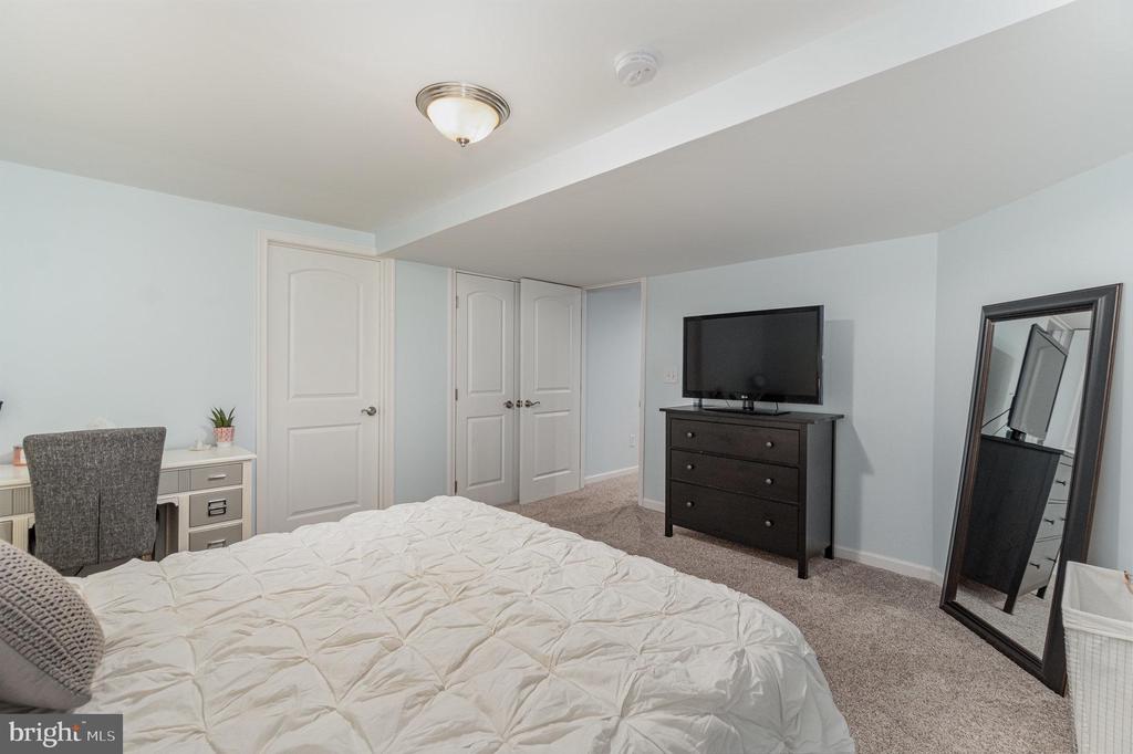 6942 Brei Cir