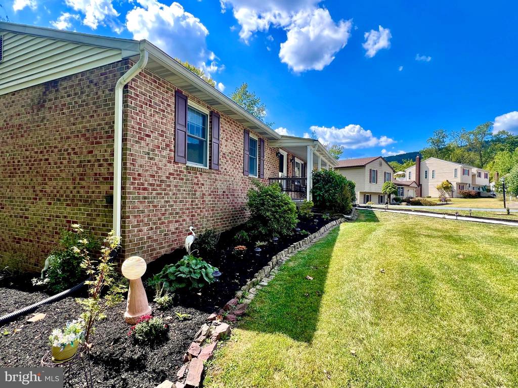 2740 BLUE HEN COURT