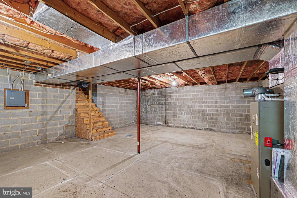 802 LEEDS COURT
