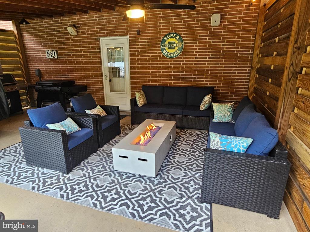 1508 CRESTMONT DRIVE