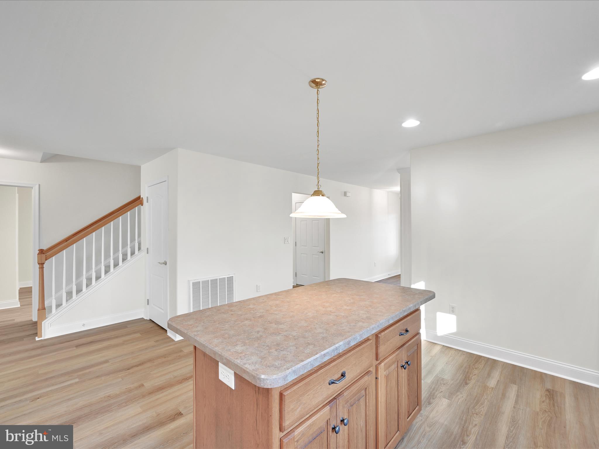 1037 English Dr