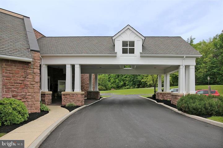 1037 English Dr