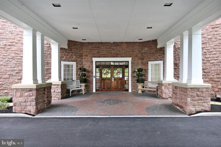 1037 English Dr
