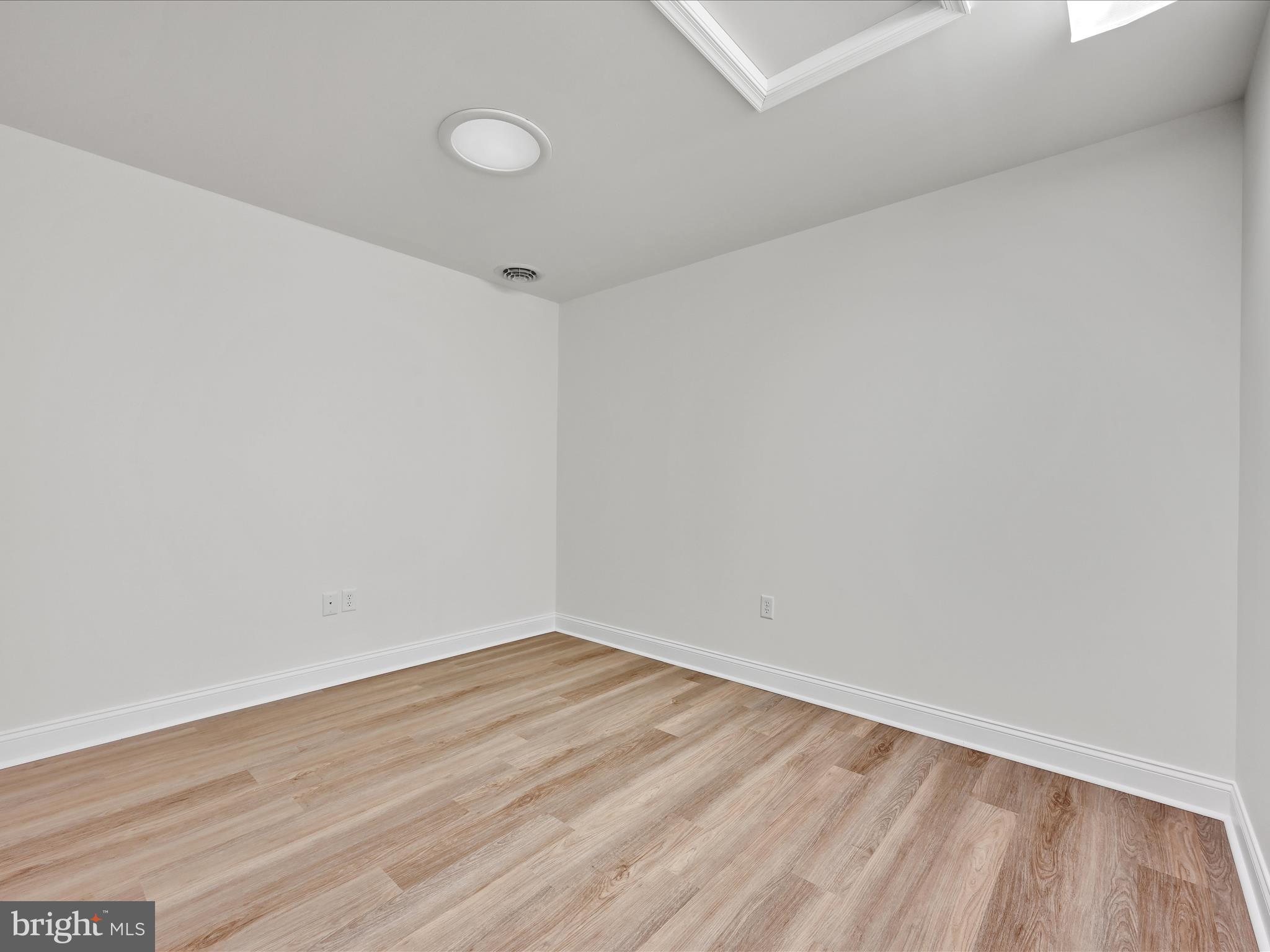 1037 English Dr
