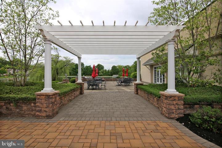 1037 English Dr