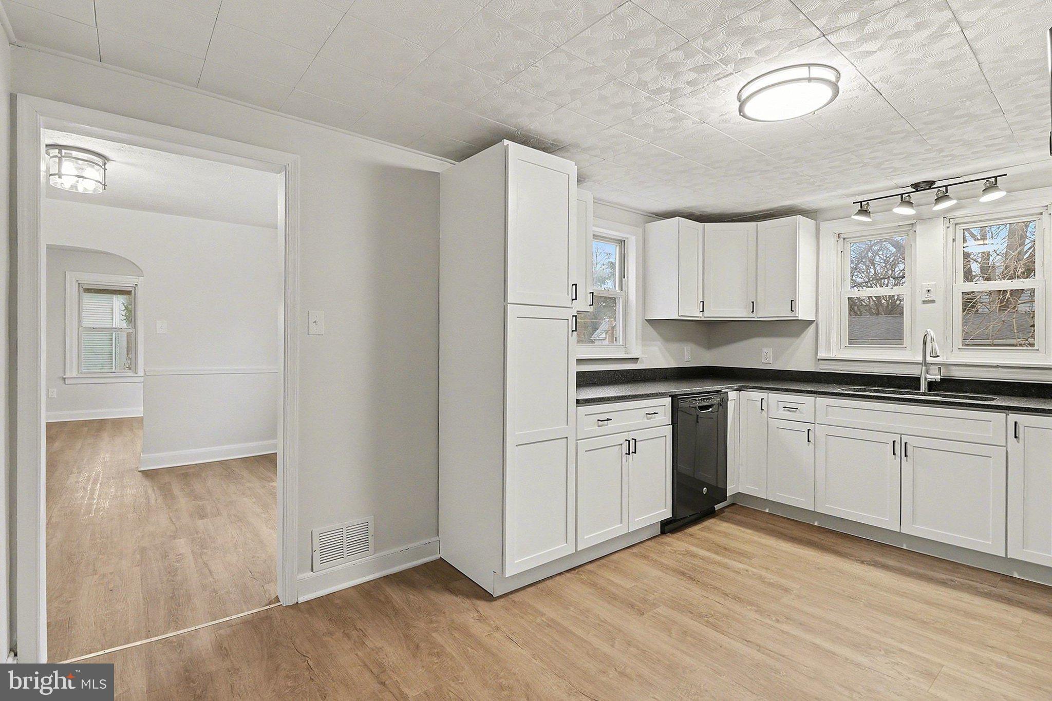 825 N LINCOLN STREET